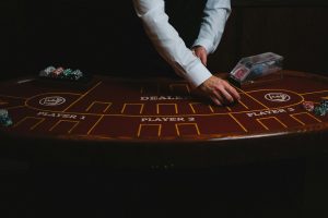 Bàn baccarat với chip cược và bài được chia cận cảnh