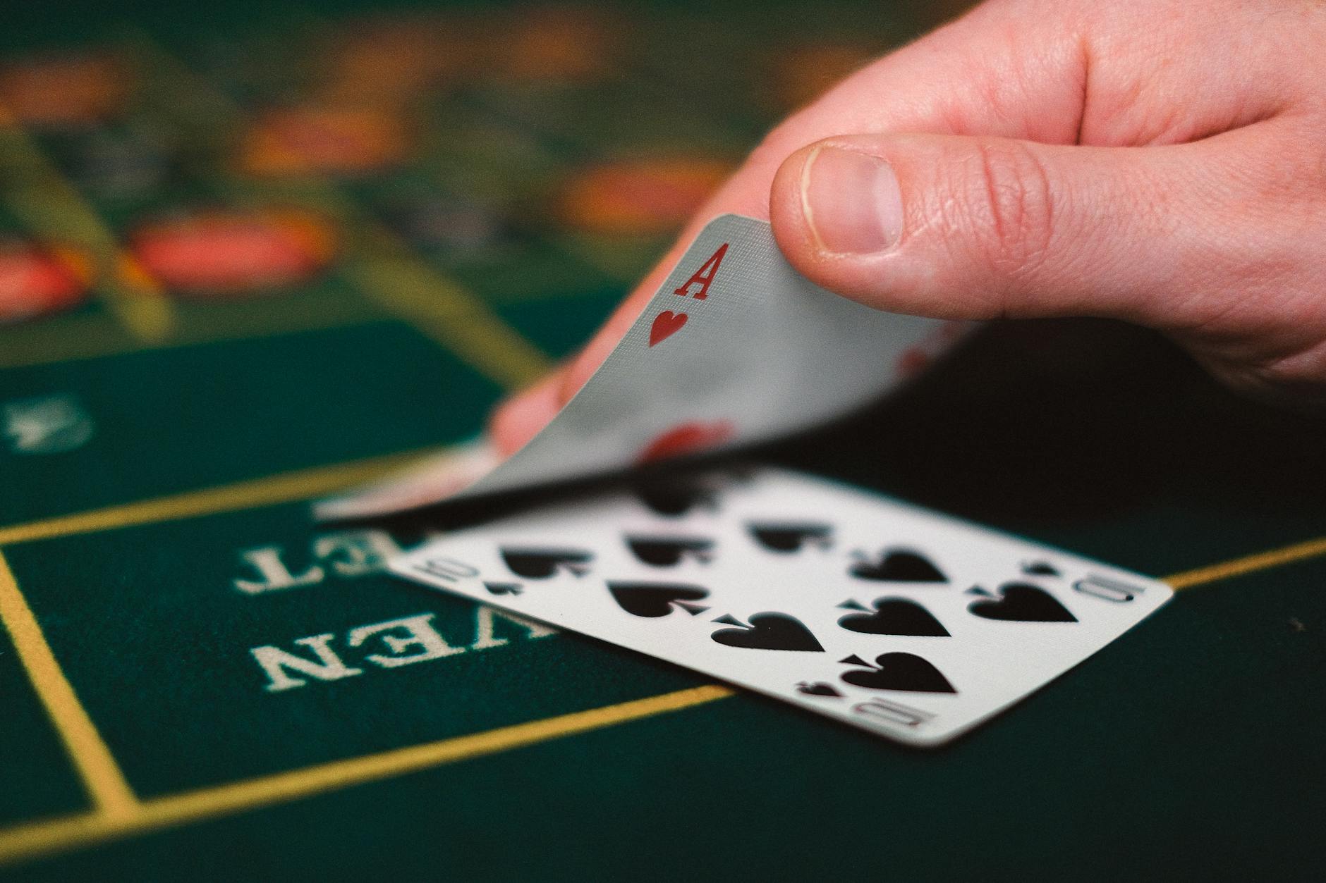 Nhân viên kiểm tra giấy tờ trước khi khách vào casino hợp pháp