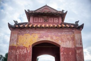 Người dùng kiểm tra lịch sử cược trên điện thoại để xem doanh thu