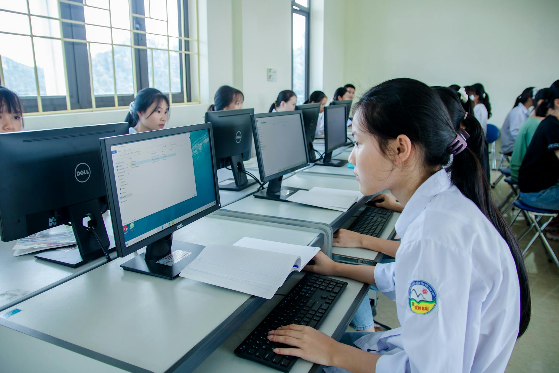 Bảng kết quả xổ số online và danh sách vé cược trên màn hình